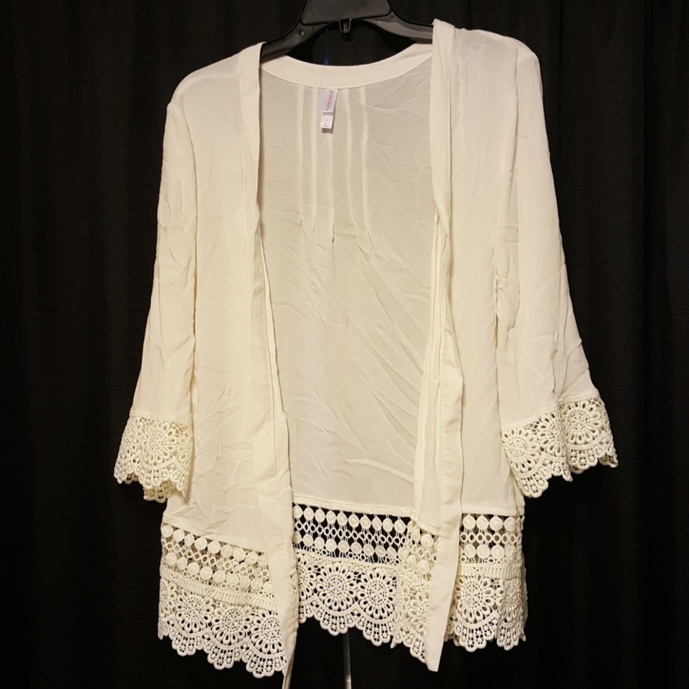 Cream kimono with lace detail